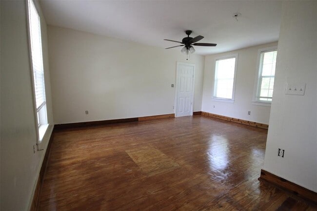 Building Photo - 902 Possum Trot St