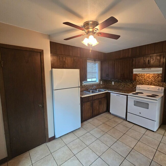 Foto del edificio - Charming 2-Bedroom Townhouse in Prime Loca...