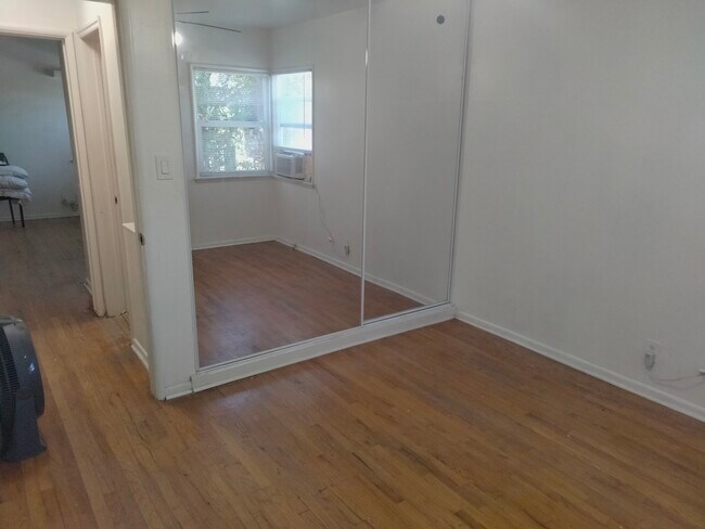 Armario del dormitorio - 1420 N Hollywood Way