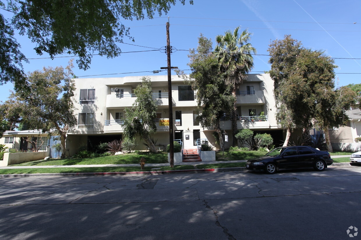 Alabama Apartments Rentals in Canoga Park at 70377039 Alabama Ave