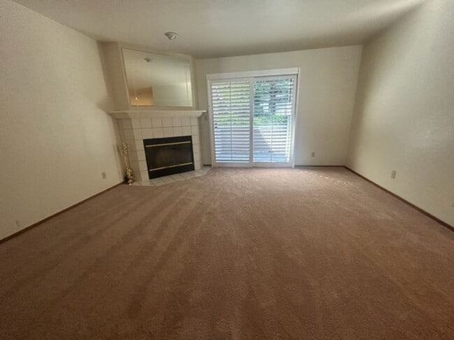 Building Photo - 2 bed, 2 & 1/2 bath townhome with garage i...