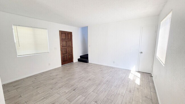 Foto del edificio - 3 bedroom, 1.5 Bath townhouse with a garage