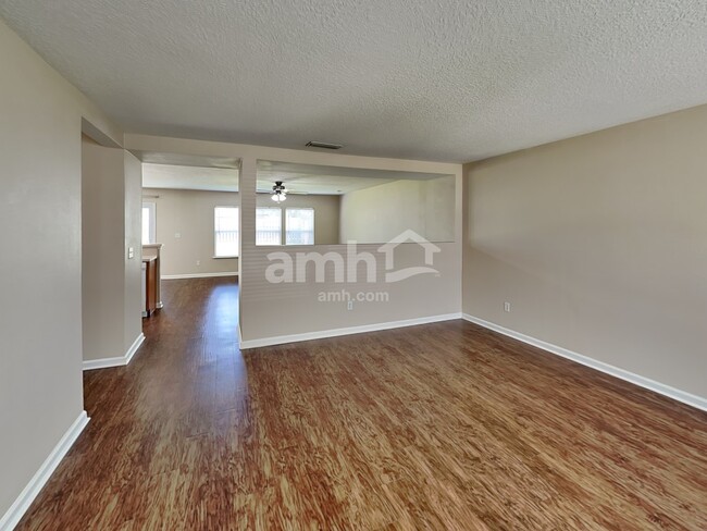 Foto del edificio - 1420 Heather Ct