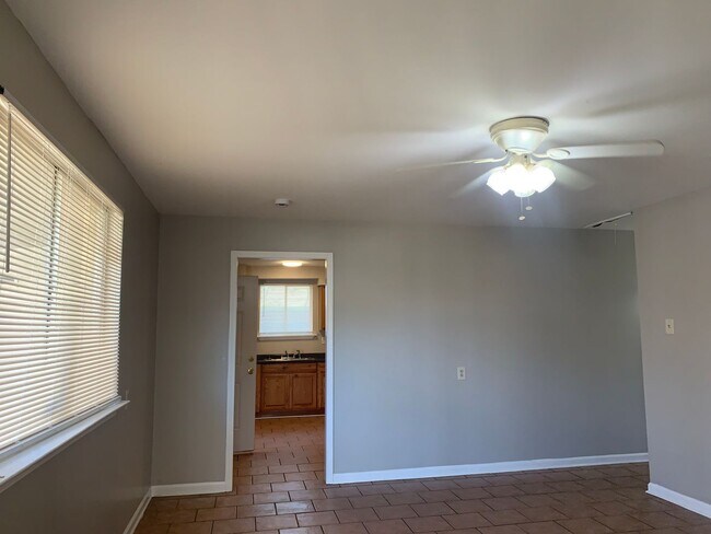 Foto del edificio - 8710 Dinkins St