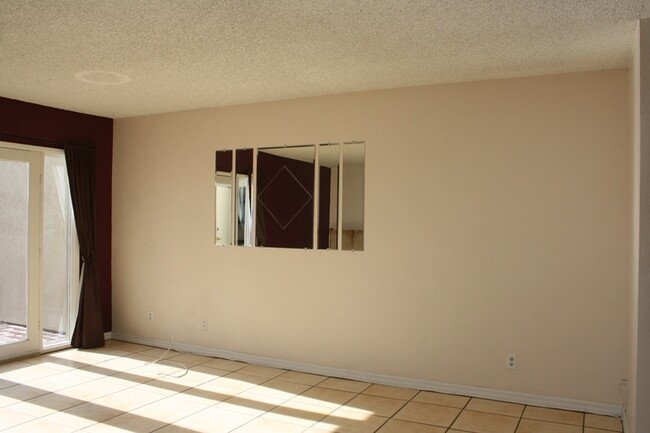 Foto del edificio - Beautiful and Spacious Two Story TOWN HOME...