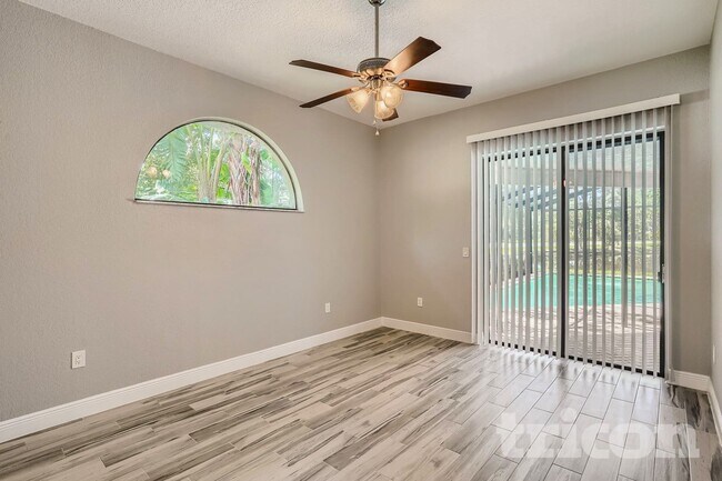 Foto del edificio - 598 Waterford Cir W