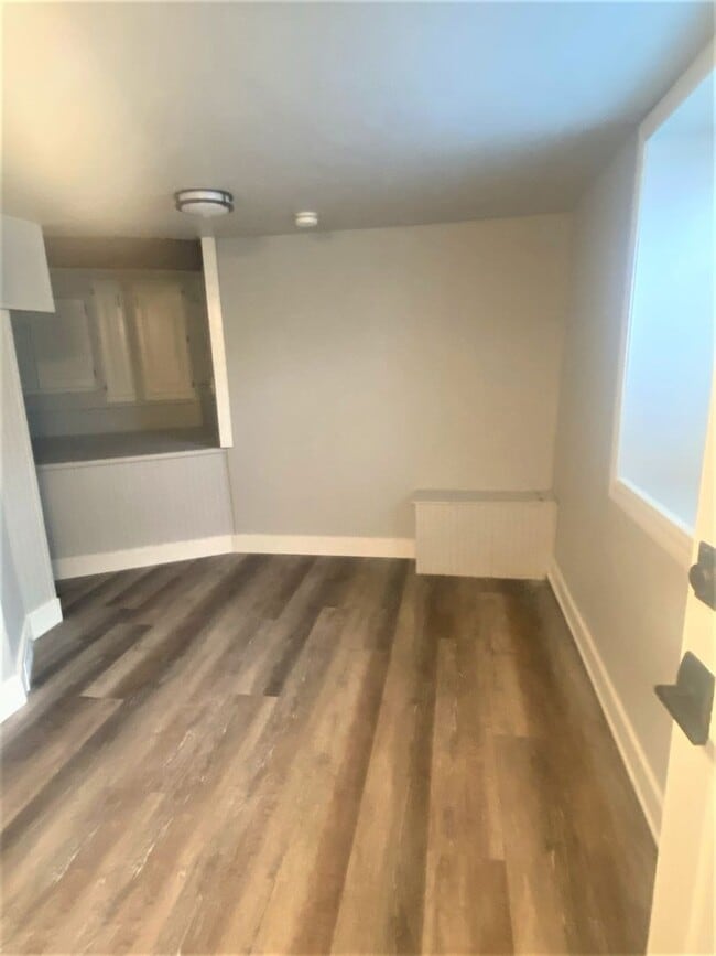 Building Photo - Newly Renovated Studio in Unbeatable Locat...
