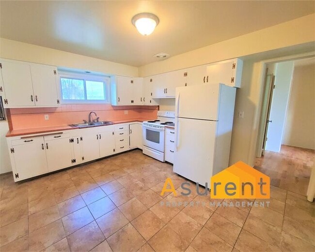 Building Photo - Cute 2 Bedroom 1 Bathroom Rental Available...