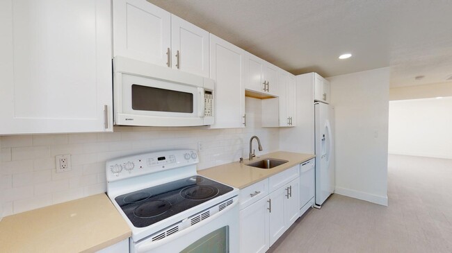 Building Photo - Bright & spacious Sherrelwood apartment wi...