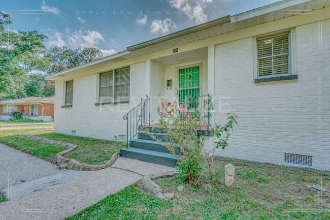 Building Photo - 3 Bed 2 Bath Gem in Midtown Mobile!!