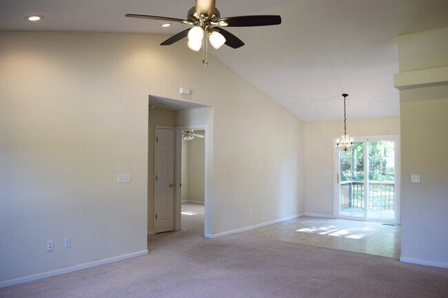 Building Photo - Highly Desired Northern Heights Subdivision