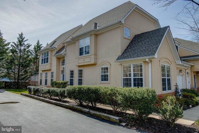 Foto del edificio - 8807 Howard Forest Ln