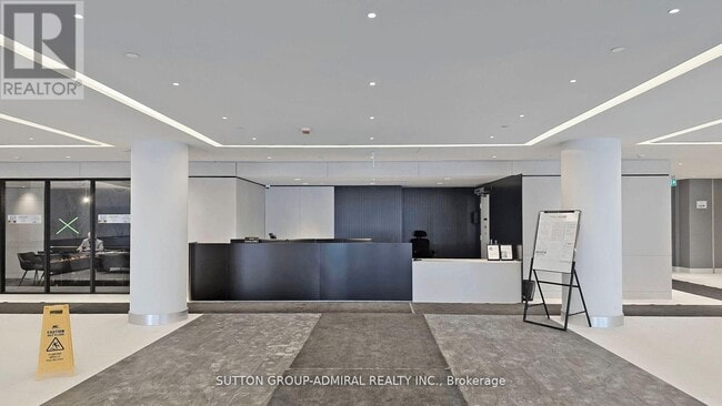 Photo du bâtiment - 30 Upper Mall Wy