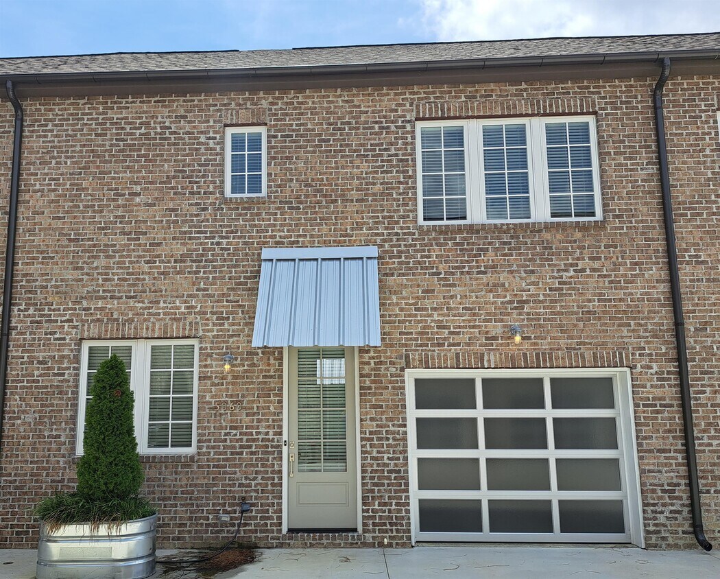 Primary Photo - 5060 Mercer St