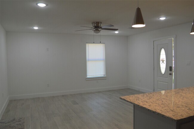 Foto del edificio - 214 Basswood Dr
