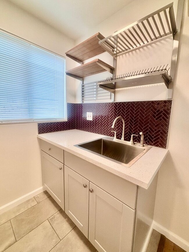 Building Photo - Quaint Studio in Glendale - All Utilities ...