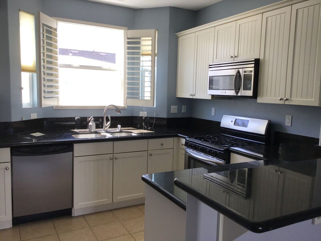 Primary Photo - 3 Story, 2 bedrooms, 3 bathrooms with a De...