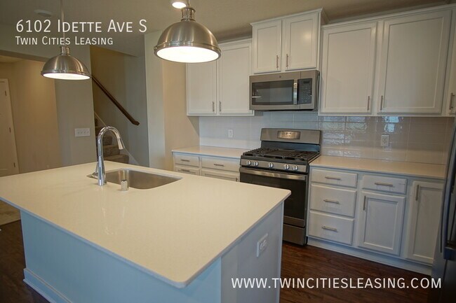 Building Photo - Gorgeous End Unit! Special Fall Pricing!