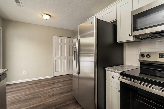 Foto del edificio - 2682 Stratford Lake Ct