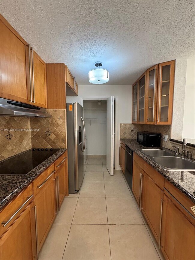 Foto del edificio - 875 Riverside Dr