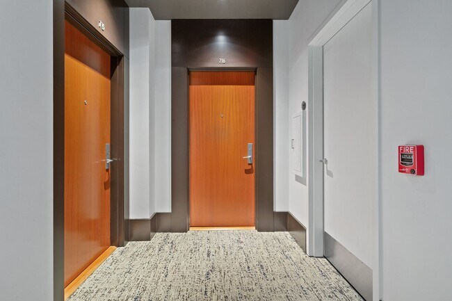 Foto del edificio - Exquisite 1BD/1.5BTH Condo Unit in the Pea...