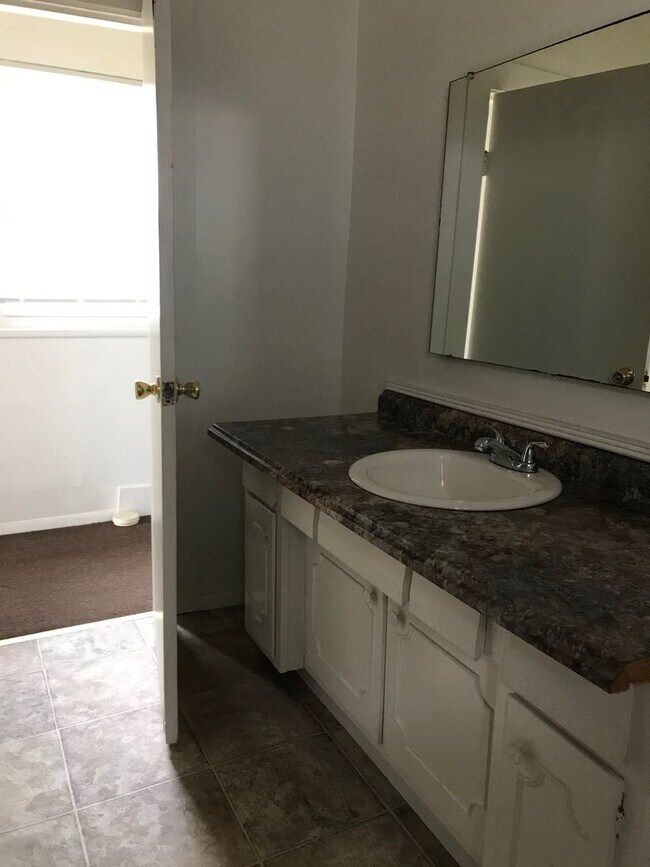 Foto del edificio - 2426 W. Franklin Street