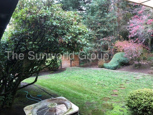 Building Photo - THREE BEDROOM SPLIT LEVEL HOME
