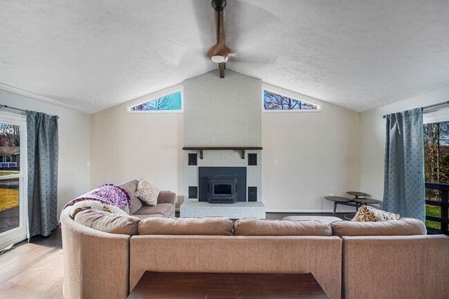 Building Photo - 306 Happy Creek Rd