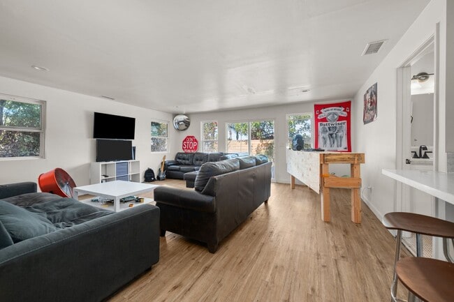 Foto del edificio - Steps to SDSU with driveway!