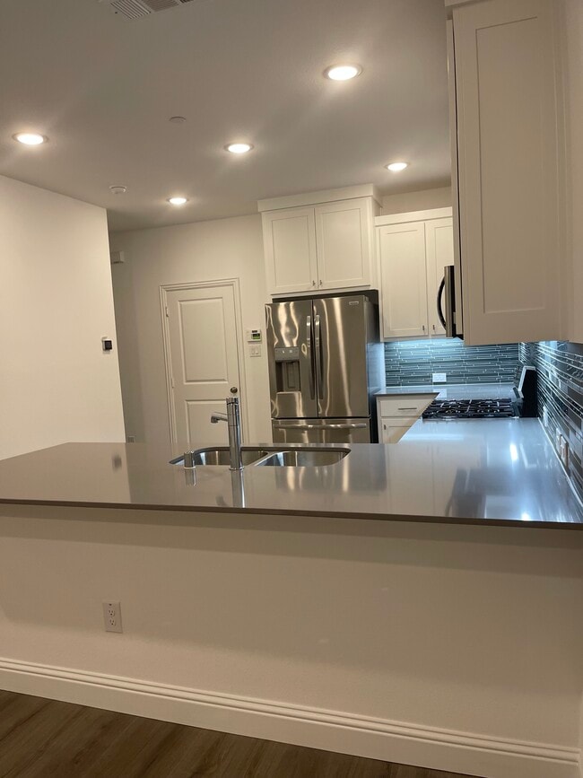 Gorgeous stone countertops - 4513 Bishop St