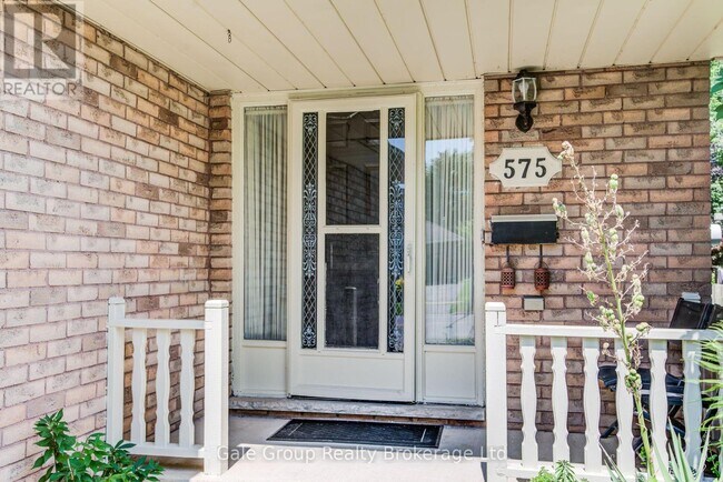 Photo du bâtiment - 575 Springbank Ave N