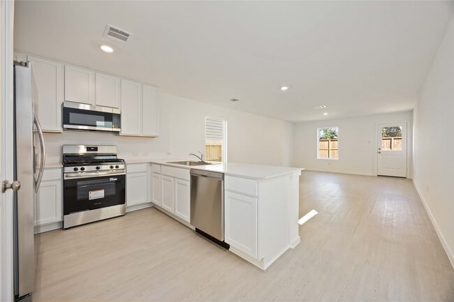 Building Photo - 905 Pertuso Ln