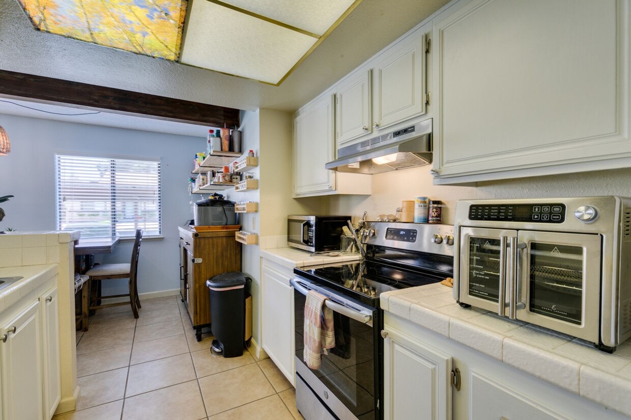 Primary Photo - Cute and Cozy 2-bedroom 2-bathroom Townhom...