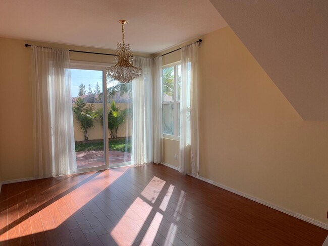 Foto del edificio - STUNNING 3 BEDROOM 2.5 BATH IRVINE HOME AVAILABLE NOW!