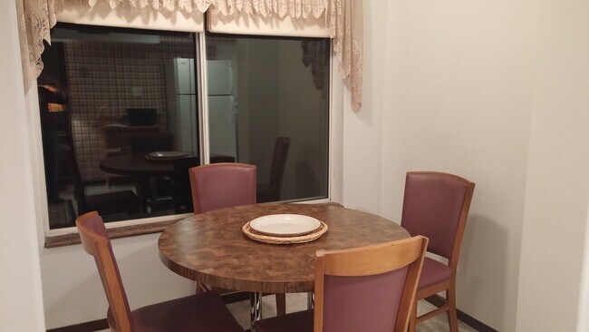 Dining area - 1119 West Ave