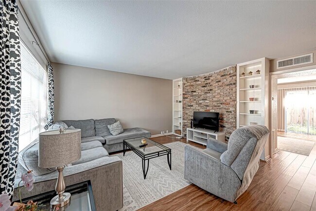 Building Photo - 2121 Fountain View Dr