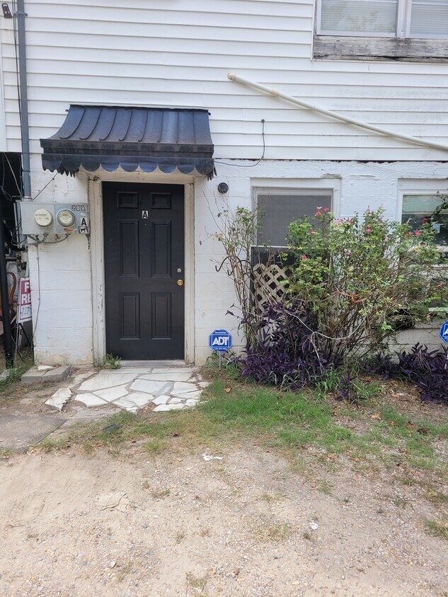 Primary Photo - 209 S Walnut Ave