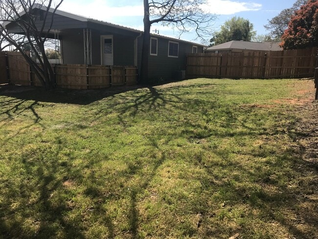 Building Photo - 1106 Foster Ln