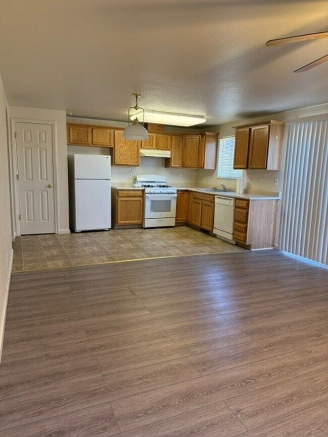 Foto del edificio - Two Bedroom Two Bath Townhome move in ready!