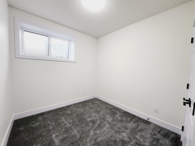 Photo du bâtiment - 22425-2283a 83A Ave NW