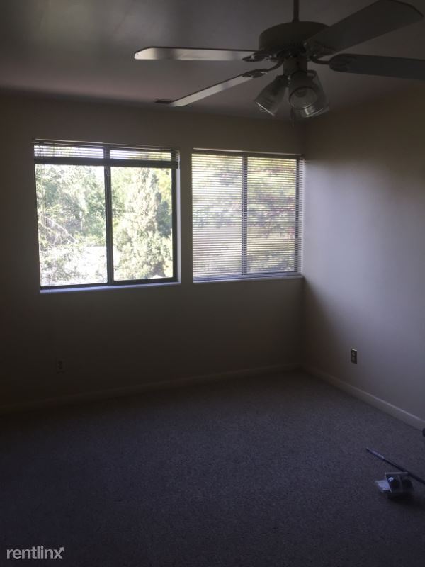 Building Photo - 160 600 E