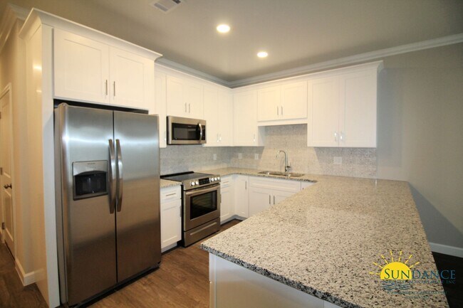 Building Photo - Custom Fort Walton Beach Townhouse in Gated Community!