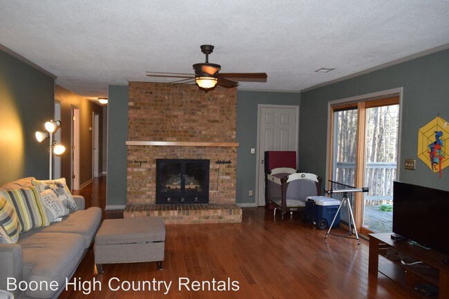 Foto del edificio - 208 Rhododendron Ln