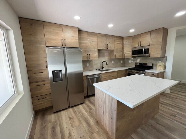 Building Photo - Large 6 bed 3 bath House on East Falls! Completely Renovated (2025)