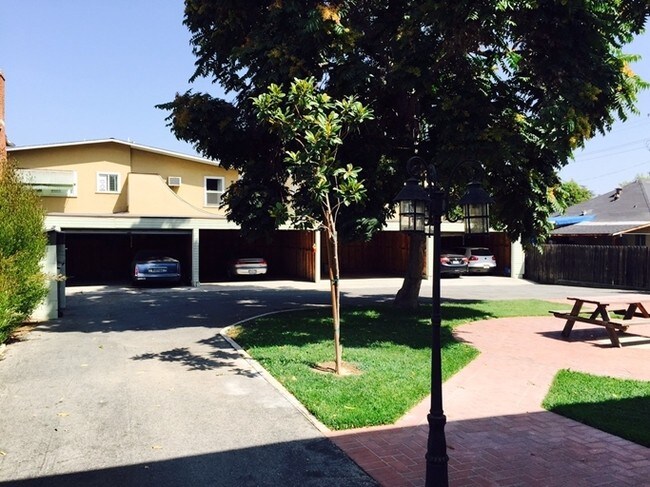 Parking - 652 N Marengo Ave