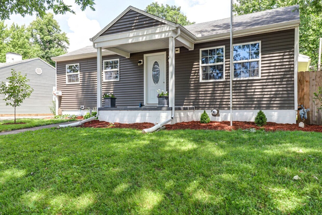 Primary Photo - 3 BED / 1.5 BATH HOUSE CENTRALLY LOCATED I...