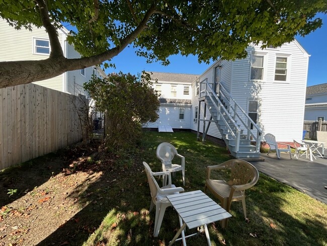 Building Photo - 433 Preble St