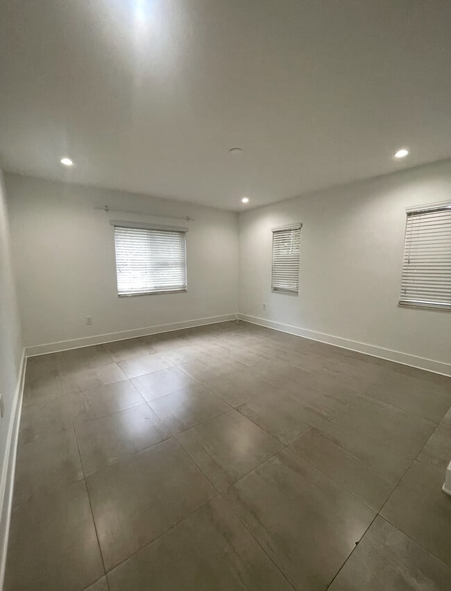 Building Photo - 607 Velarde Ave