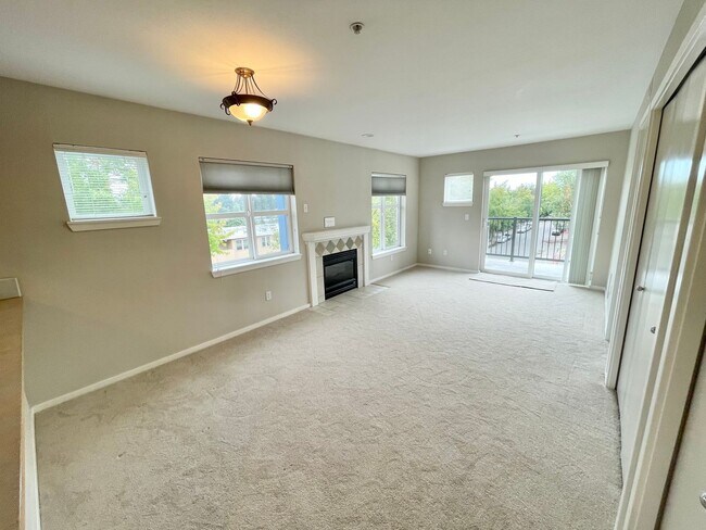 Foto del edificio - Two-Bedroom Top Floor Corner Unit Condo in...
