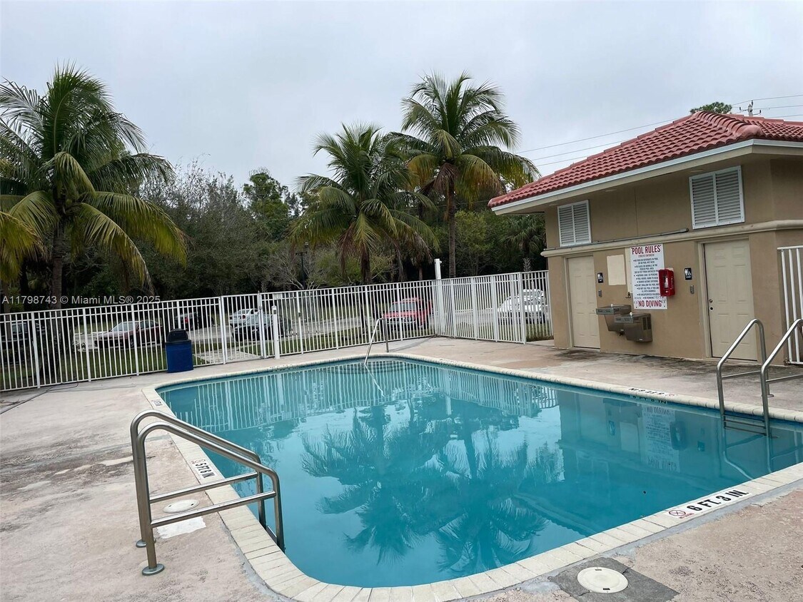 Foto del edificio - 1145 Golden Lakes Blvd